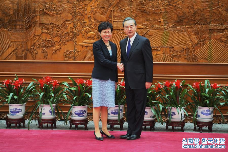 （XHDW）外交部长王毅会见香港特区行政长官林郑月娥