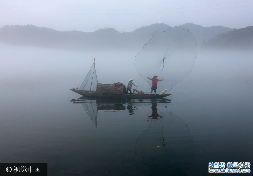 ***_***2017年8月10日，一名渔民浙江省杭州市下涯镇新安江面上捕魚。