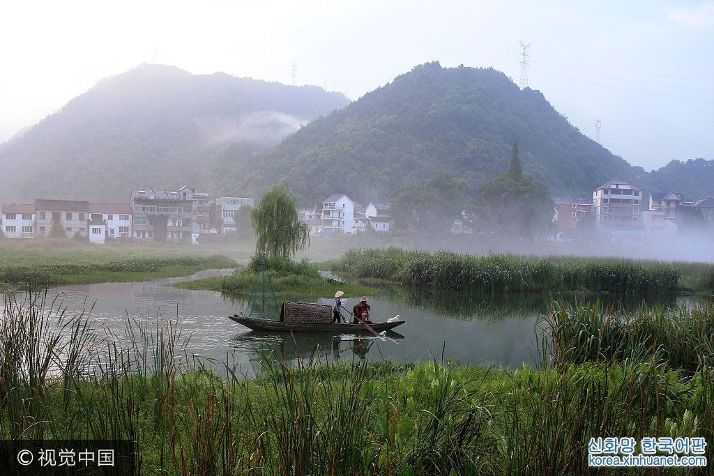 ***_***2017年8月10日，一名渔民浙江省杭州市下涯镇新安江面上捕魚。