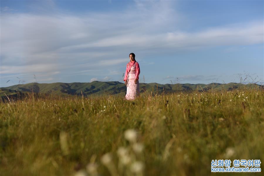 （圖片故事）（1）藏族盲女草原放歌：“我們的媽媽叫中國”