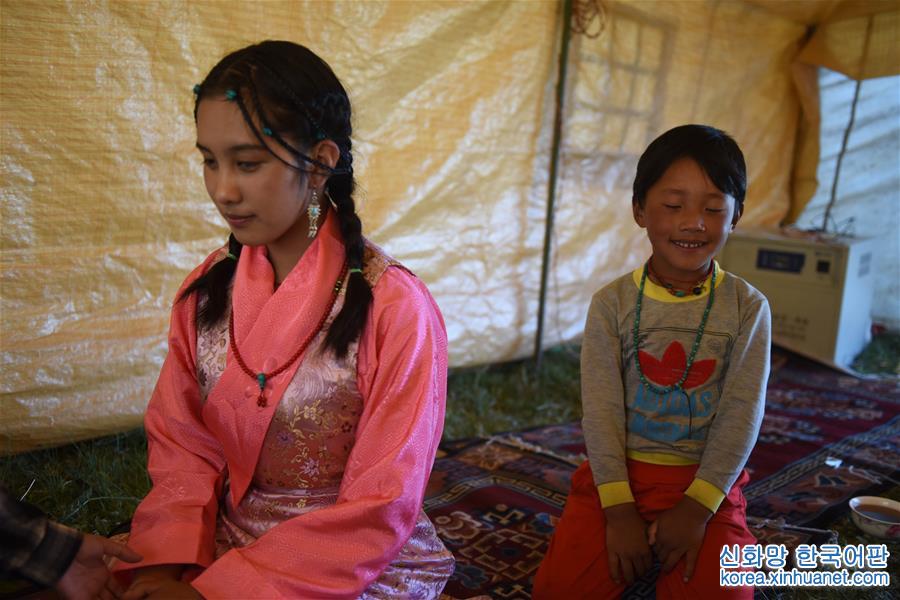 （图片故事）（7）藏族盲女草原放歌：“我们的妈妈叫中国”