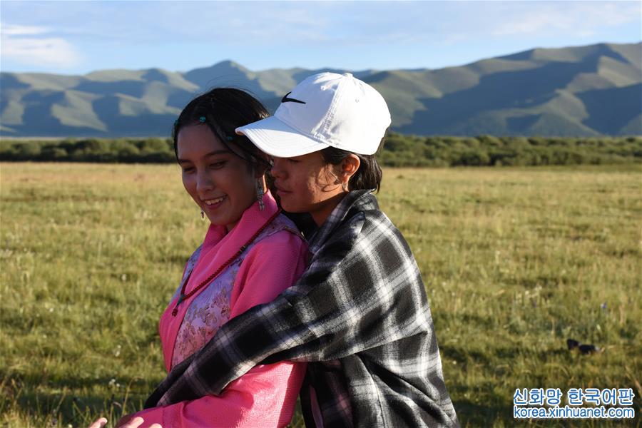 （图片故事）（11）藏族盲女草原放歌：“我们的妈妈叫中国”