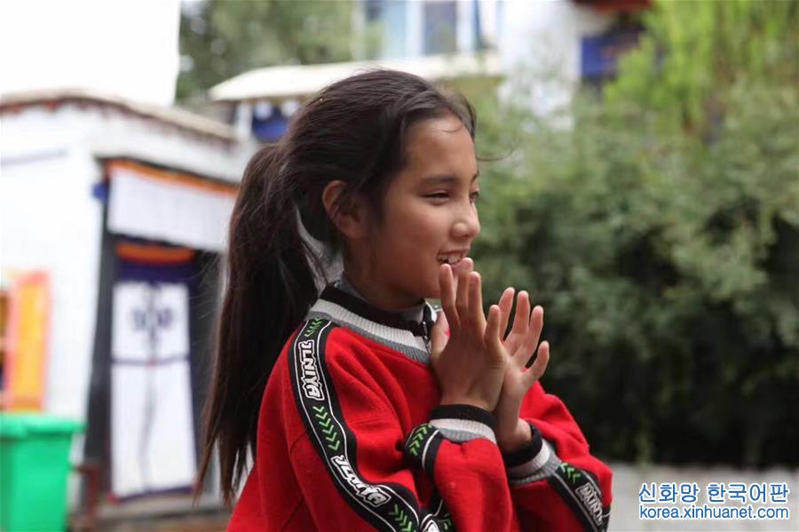 （图片故事）（8）藏族盲女草原放歌：“我们的妈妈叫中国”