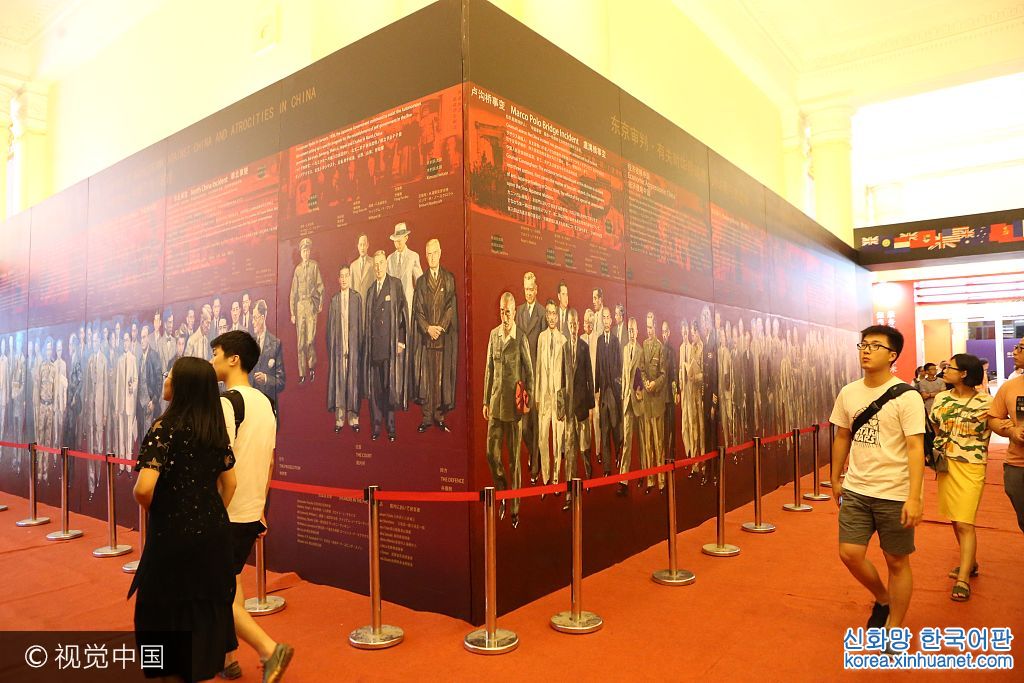***_***2017年8月16日,上海, 当天，2017上海书展在上海展览中心开幕。《东京审判》巨幅油画暨《东京审判——为了世界和平》纪念版甫一揭幕，就吸引了不少读者驻足欣赏，最引人注目的就是长28米、高4米的有关对华侵略、对华暴行罪庭画面。