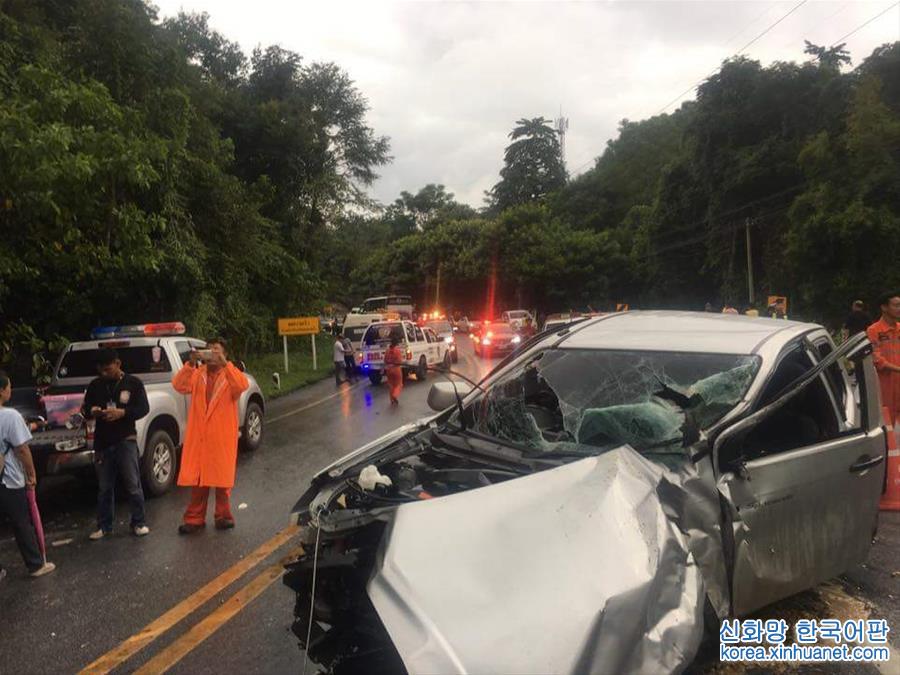 （国际）（1）11名中国游客在泰国清迈遇交通事故受伤 