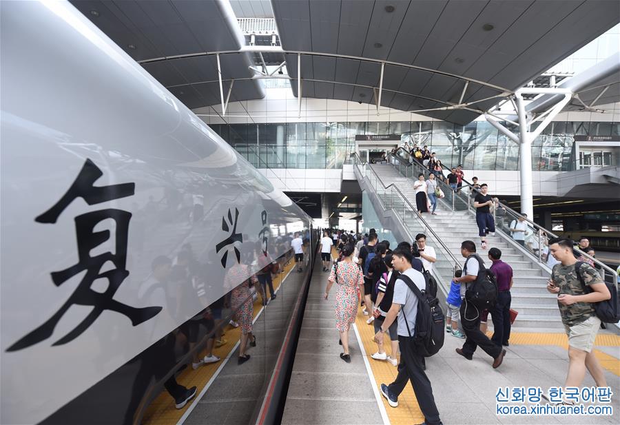 （社会）（8）“复兴号”中国标准动车组在京津城际上线运行