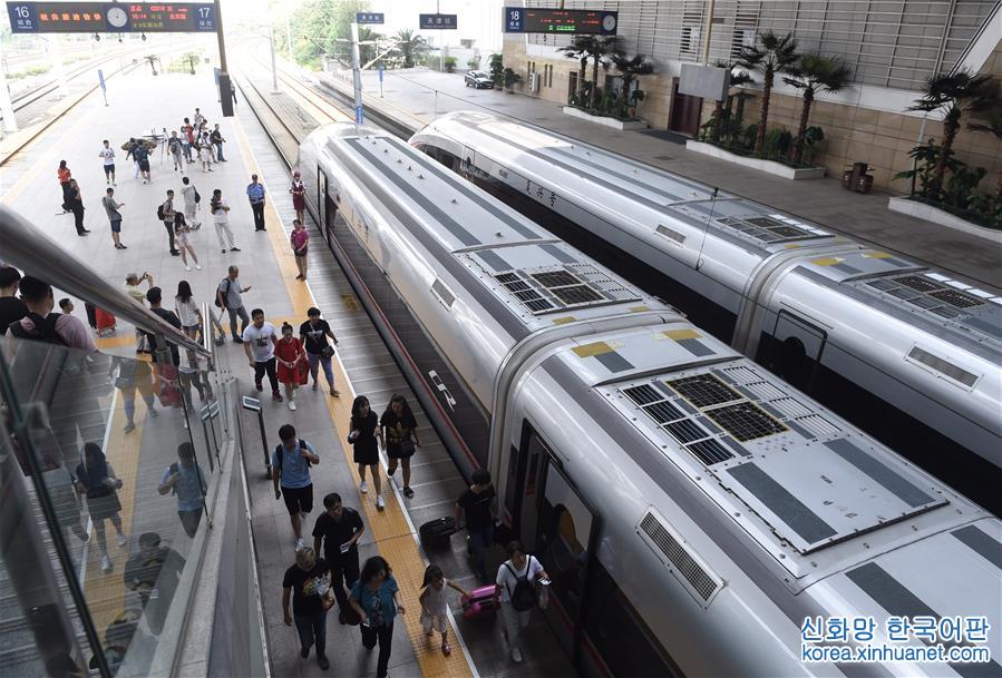 （社会）（9）“复兴号”中国标准动车组在京津城际上线运行