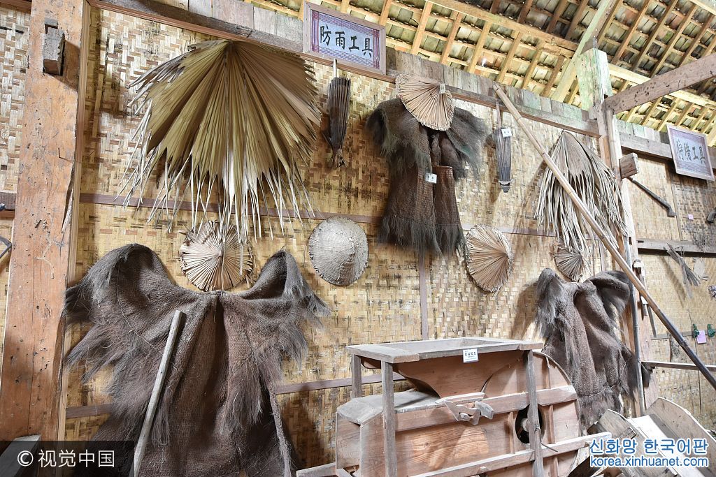 ***_***2017年8月15日，云南省西双版纳傣族自治州景洪市基诺山基诺族乡巴坡村，基诺族博物馆展示的防雨工具。