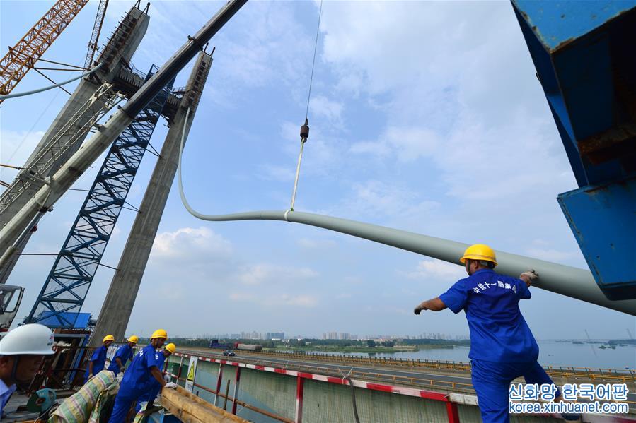 #（经济）（1）蒙华铁路汉江特大桥进入挂索阶段