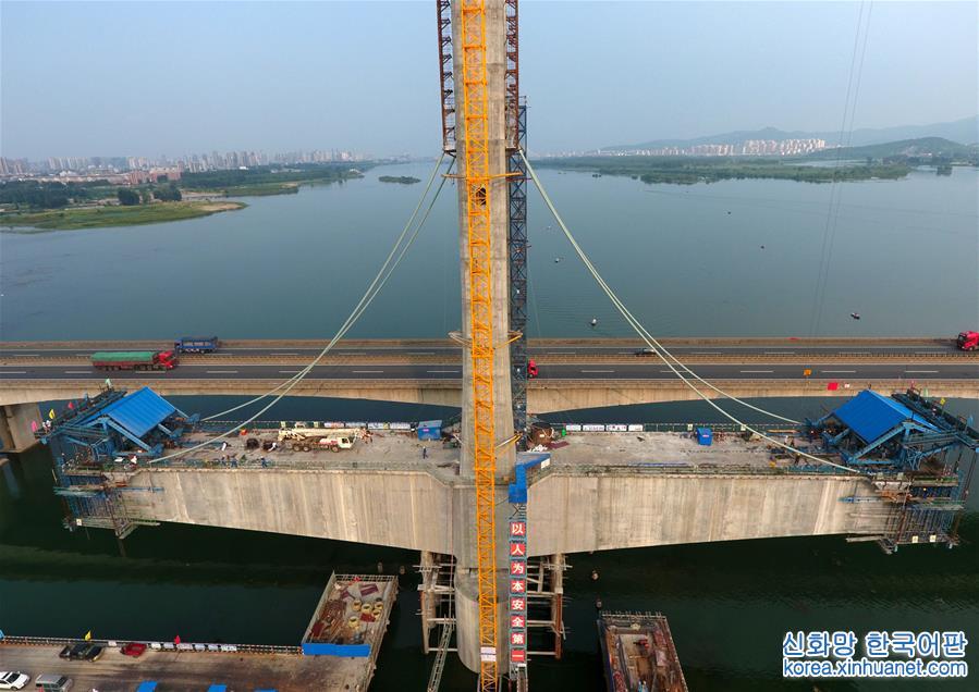 #（经济）（2）蒙华铁路汉江特大桥进入挂索阶段