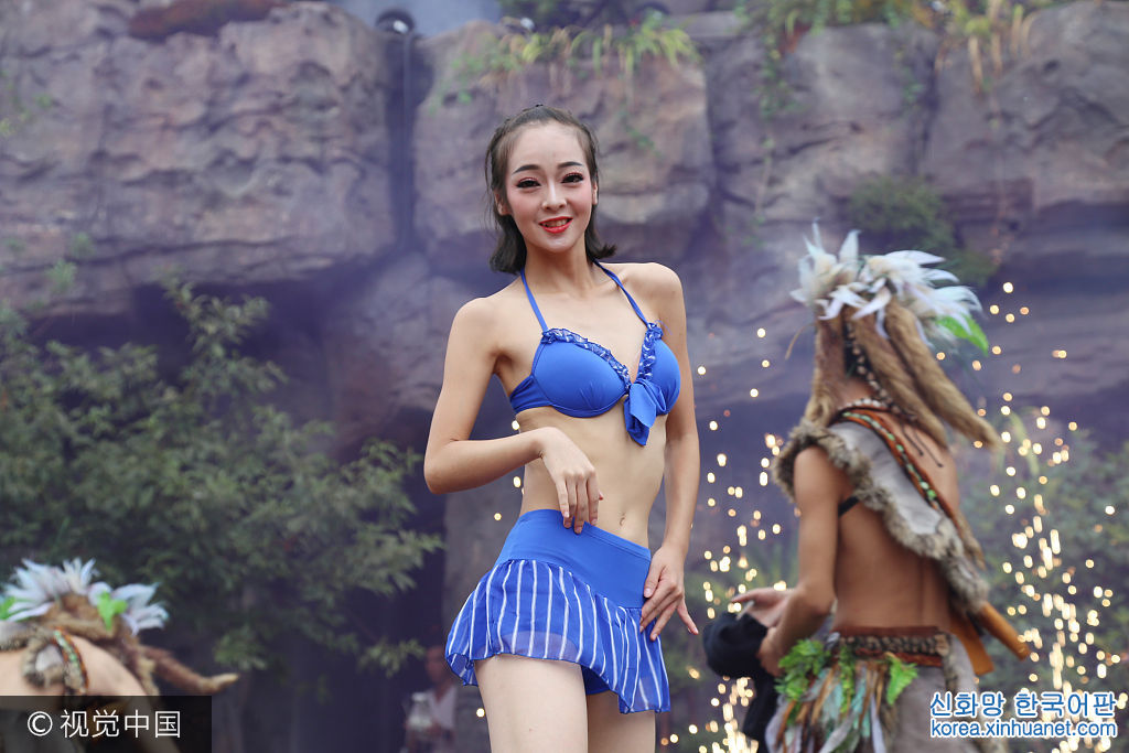 ***_***2017年8月13日，湖南长沙宁乡宋城炭河古城，游客们身穿古装和比基尼美女一起大玩泼水狂欢。