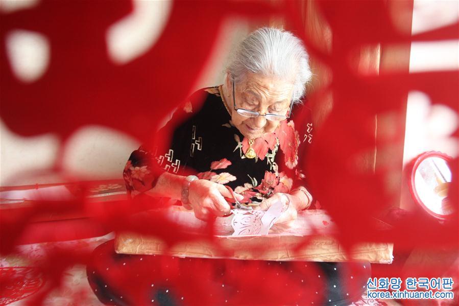 #（新华视界）（1）百岁老人与她的剪纸