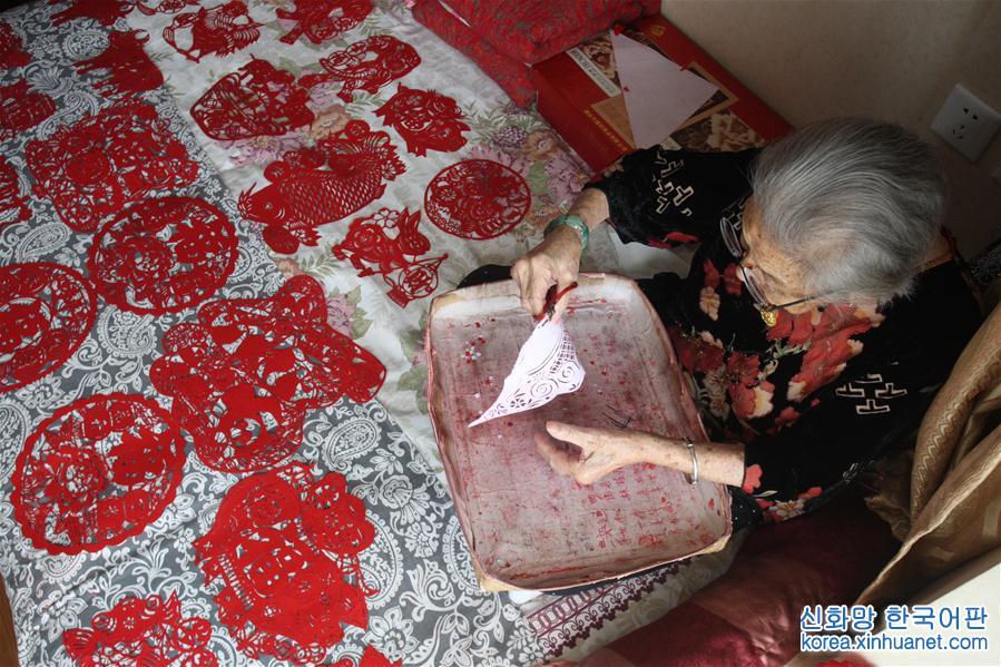 #（新华视界）（2）百岁老人与她的剪纸