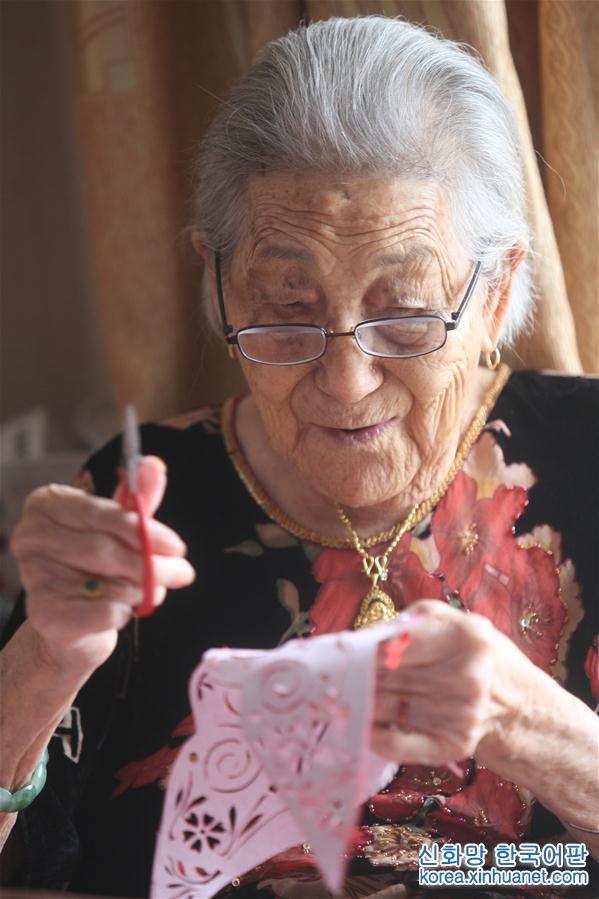 #（新华视界）（3）百岁老人与她的剪纸