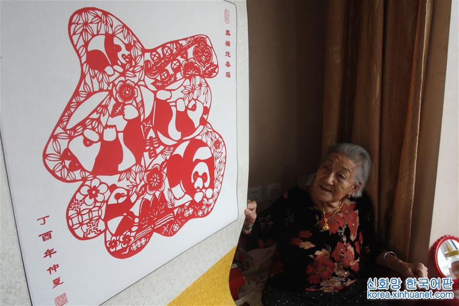 #（新华视界）（5）百岁老人与她的剪纸