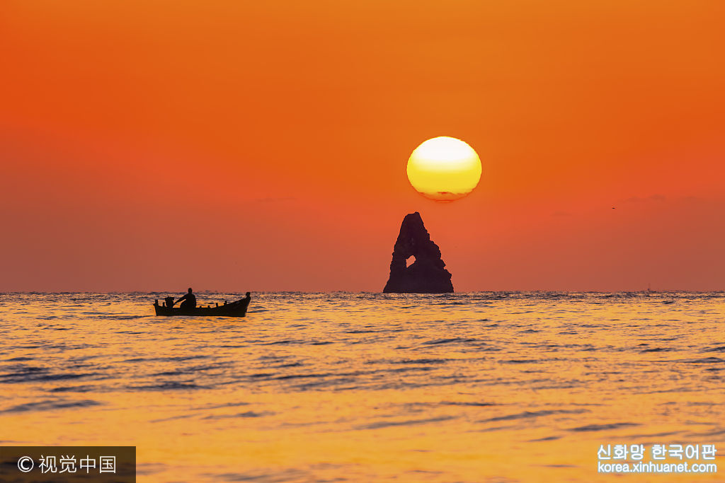 2016年11月20日，山东青岛，石老人海上日出。***_***青岛石老人海上日出，被称为中国十大日出景观之一，当太阳从海平面升起的瞬间，场面实在是太壮观了！