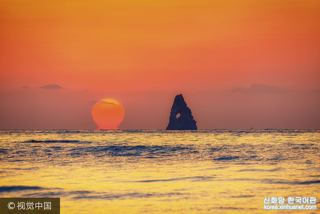 ***_***青岛石老人海上日出，被称为中国十大日出景观之一，当太阳从海平面升起的瞬间，场面实在是太壮观了！