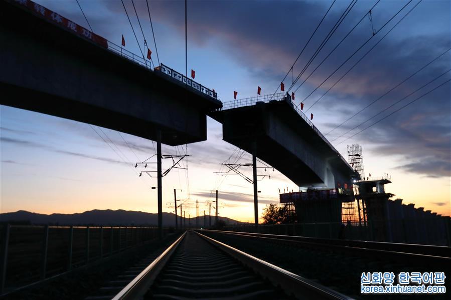 （经济）（2）京张高铁跨大秦线铁路土木特大桥成功双转体
