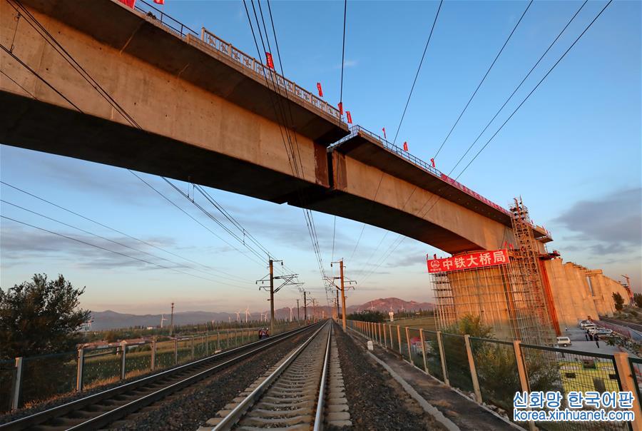 （经济）（4）京张高铁跨大秦线铁路土木特大桥成功双转体