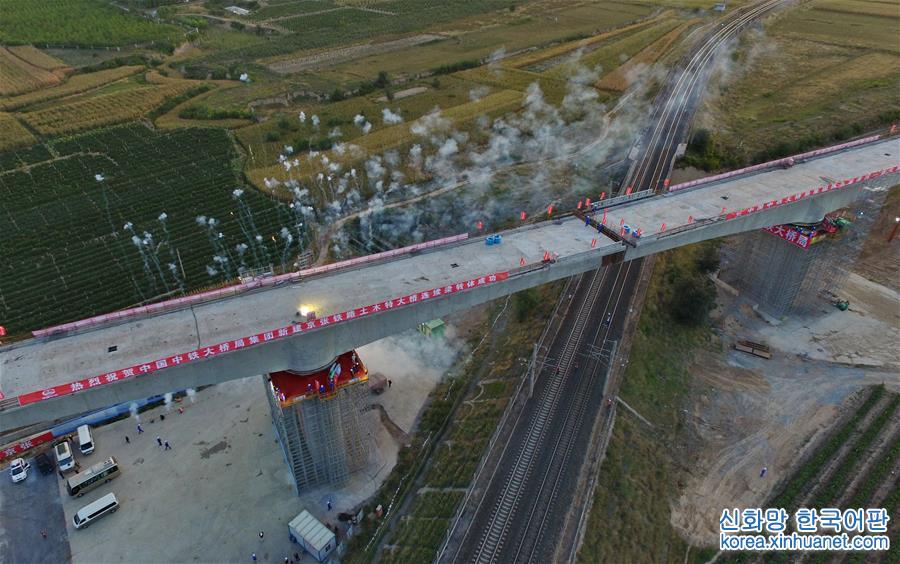 （经济）（6）京张高铁跨大秦线铁路土木特大桥成功双转体
