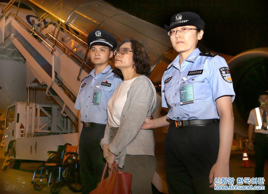 （法治）（1）上海警方劝返外逃十六年美国籍“红通人员”