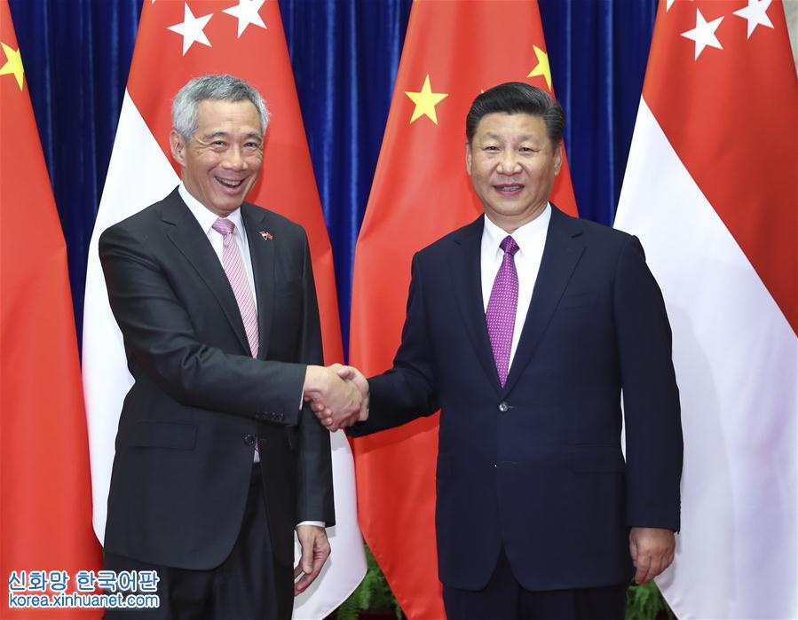 （时政）习近平会见新加坡总理李显龙
