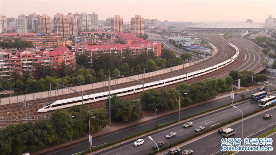 （新华全媒头条·图文互动）（7）350公里！“复兴号”开启中国高铁新时速