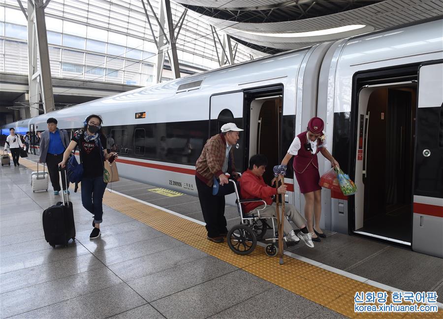 （新华全媒头条·图文互动）（6）350公里！“复兴号”开启中国高铁新时速
