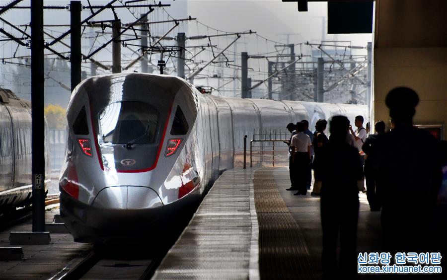 （新华全媒头条·图文互动）（13）350公里！“复兴号”开启中国高铁新时速