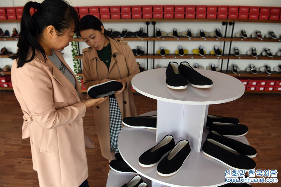 （千里走兰渝）（1）甘肃哈达铺：传统工艺布鞋销路广