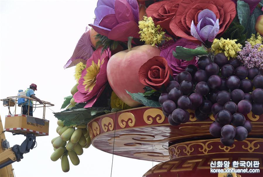 （社会）（3）天安门广场“祝福祖国”巨型花篮基本布置完毕