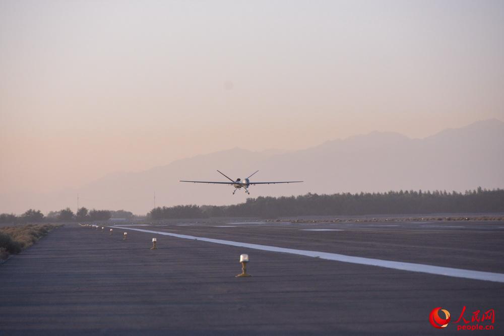 “彩虹-5”无人机准备降落跑道。谷凤豪 摄影