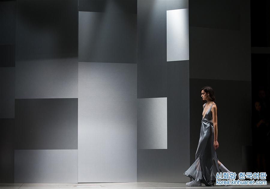 （国际）（1）米兰时装周：中国设计师品牌RICOSTRU发布2018春夏女装新品