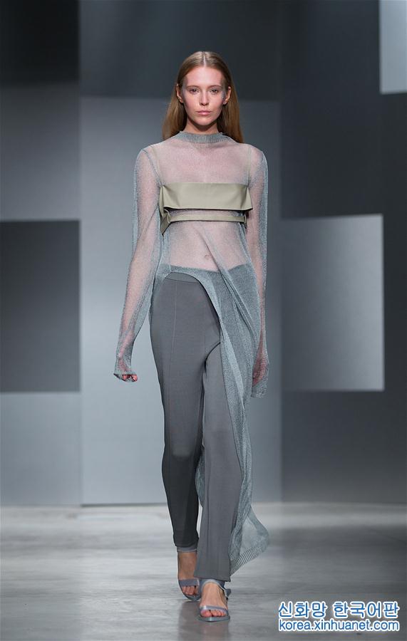 （国际）（4）米兰时装周：中国设计师品牌RICOSTRU发布2018春夏女装新品