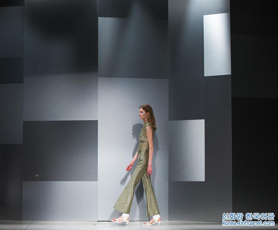 （國際）（5）米蘭時裝周：中國設計師品牌RICOSTRU發布2018春夏女裝新品