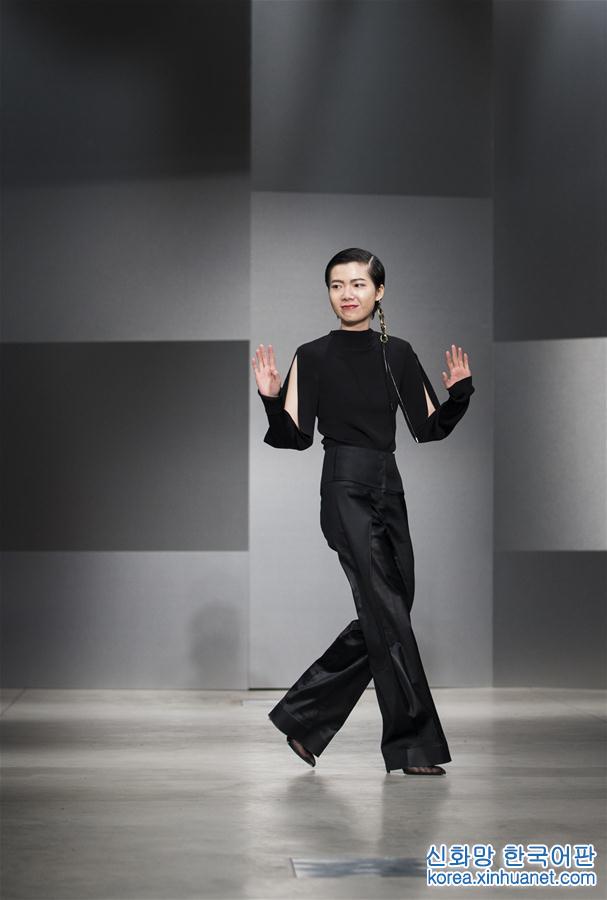 （国际）（2）米兰时装周：中国设计师品牌RICOSTRU发布2018春夏女装新品