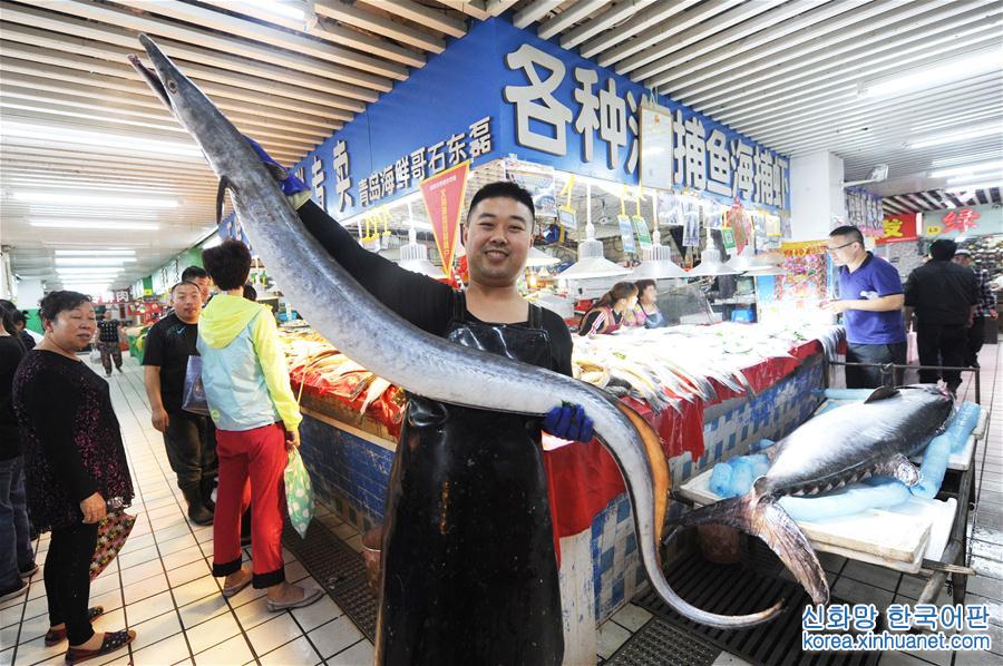 #（社会）（1）巨型鲅鱼鳗鱼亮相青岛水产市场