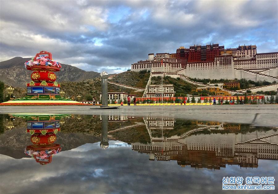 （社会）（2）西藏：布达拉宫广场花团锦簇迎国庆