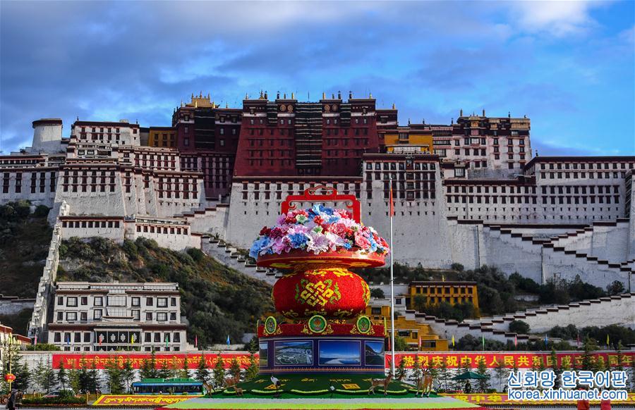 （社会）（3）西藏：布达拉宫广场花团锦簇迎国庆
