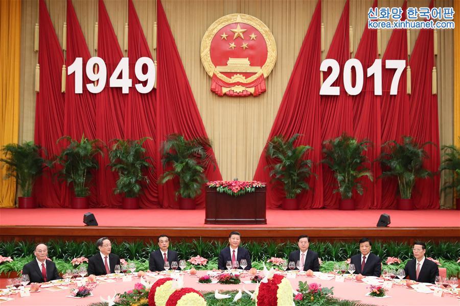 （时政）习近平等党和国家领导人出席国庆招待会