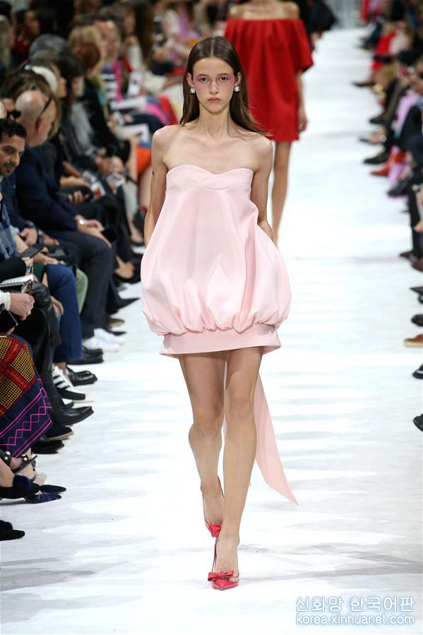 （国际）（2）巴黎时装周：华伦天奴发布2018春夏女装成衣新品