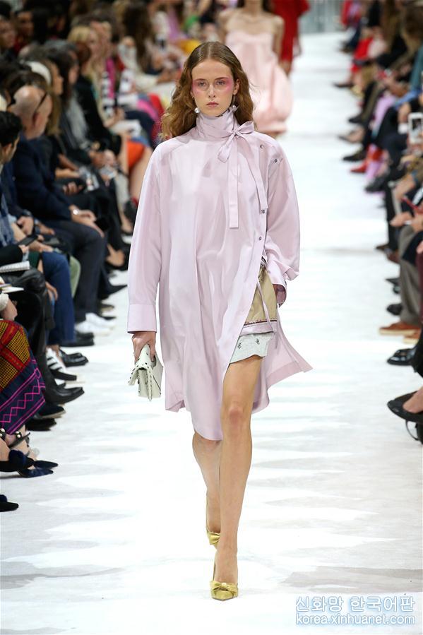 （国际）（5）巴黎时装周：华伦天奴发布2018春夏女装成衣新品