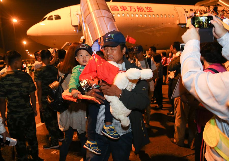 （社会）（1）多米尼克飓风受困同胞抵达上海
