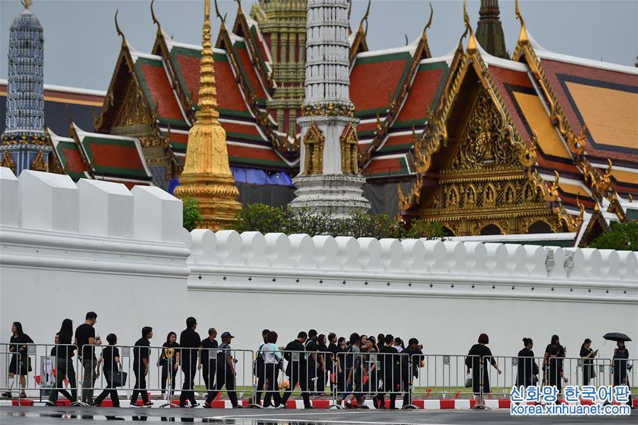 （XHDW）（2）泰国民众悼念普密蓬国王逝世一周年 