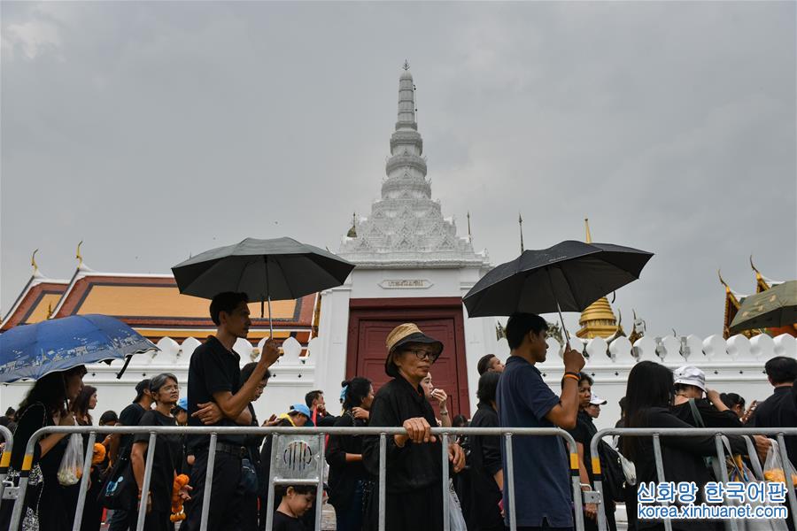 （XHDW）（3）泰国民众悼念普密蓬国王逝世一周年 