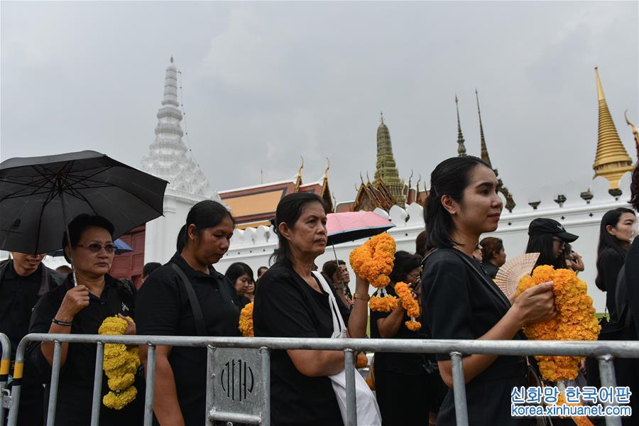 （XHDW）（4）泰国民众悼念普密蓬国王逝世一周年 