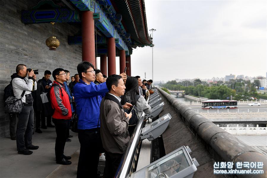 （时政·图文互动）（3）境外媒体记者从北京中轴线进入十九大时间