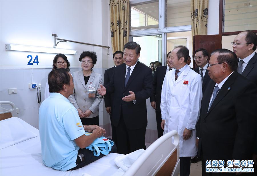 （时政）（2）习近平同老挝人民革命党中央委员会总书记、国家主席本扬一道出席玛霍索综合医院奠基仪式