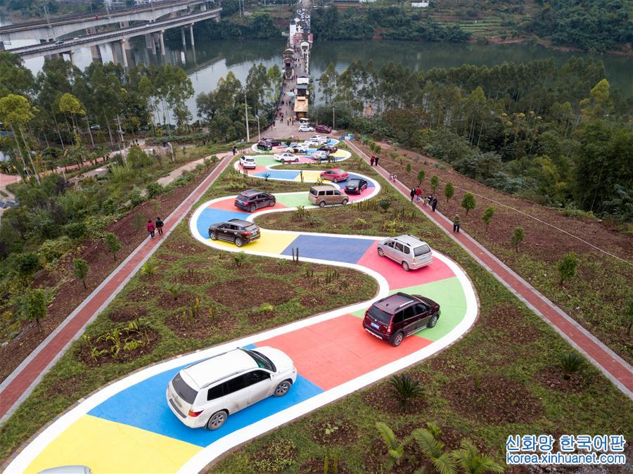 （社会）（2）重庆景区打造彩色S型公路 市民排队体验