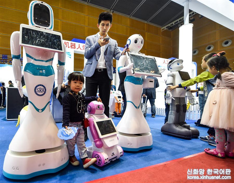 （科技）（2）高交會上機器人“各顯神通”